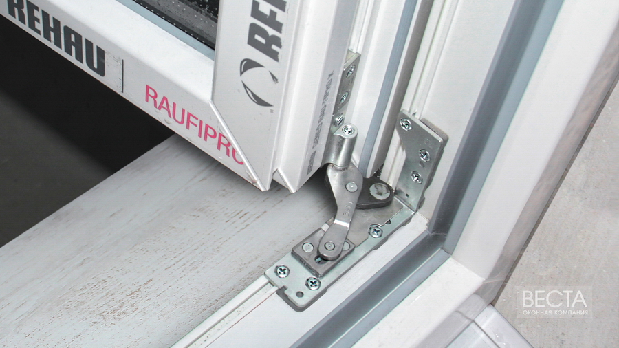 Пластиковое окно Рехау со скрытыми петлями Пластиковое окно Рехау Генео со скрытыми петлями Зигения